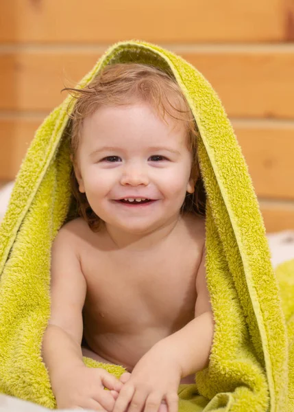 Retrato de bebê menino cobrir corpo sob toalha após o banho. Conceito de crianças face close-up. cabeça atirar crianças retrato. — Fotografia de Stock