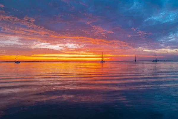 Alba sul mare e bellissimo paesaggio nuvoloso. Colorato tramonto spiaggia oceano. — Foto Stock