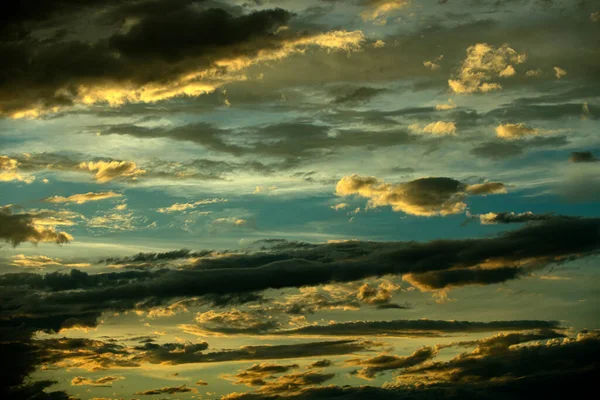 Cielo nuvola al tramonto. Alba nuvolosa. Serata nuvolosa — Foto Stock