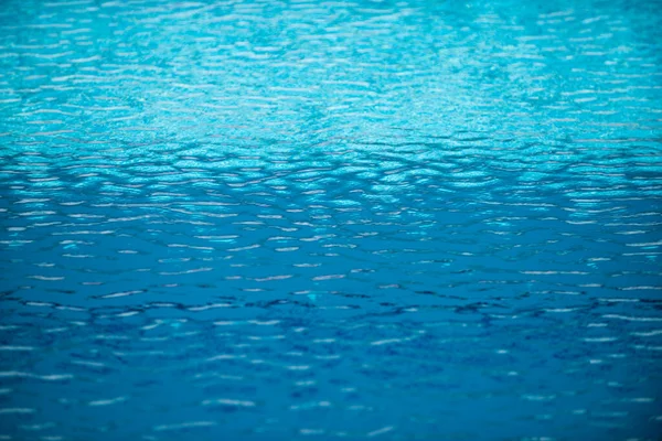 Onda ondulada abstracta y superficie de agua turquesa transparente en la piscina, ola de agua azul para el fondo y diseño abstracto. — Foto de Stock