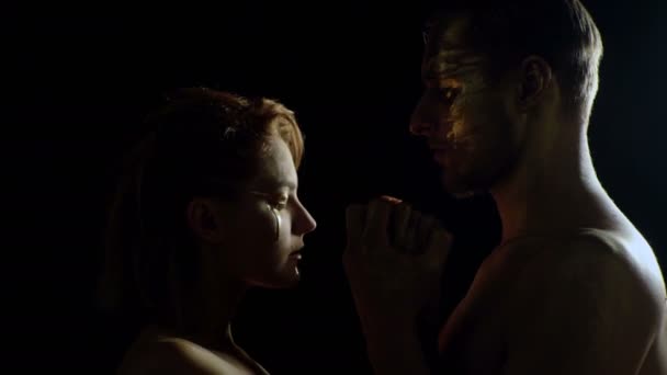 Sensual gold couple with golden makeup. Silhouette. Fashion art skin. Gold face portrait. — Stock Video