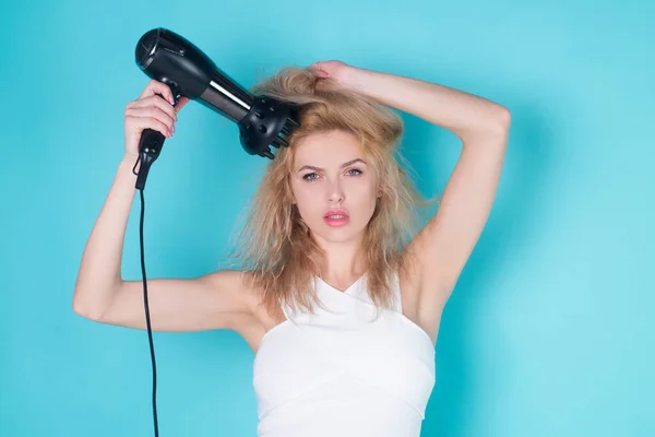 Mujer usando secador de pelo. Chica joven con el pelo seco con el pelo seco. —  Fotos de Stock