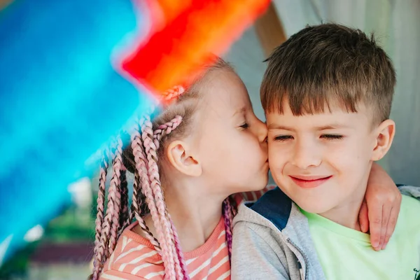 Kids kiss in homemade tent. Backyard party. Best friends spend time. Cute kids camping. Summer fun outdoors. — Stock Photo, Image