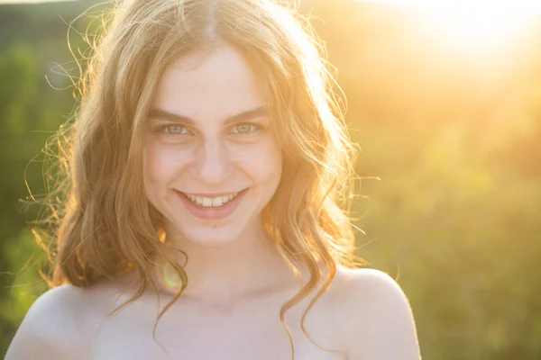 Šťastná mladá žena pózuje venku. Teen usmívající se dívka v létě ležérní oblečení. Venkovní ženský portrét. — Stock fotografie