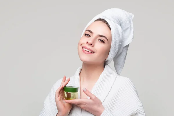 Tratamiento facial. Mujer feliz proponiendo un producto cosmético. Gestos para publicidad. —  Fotos de Stock