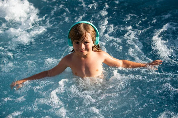 Mutlu çocuk suda eğleniyor ve yaz tatilini havuzda geçiriyor. Mutlu tasasız çocukluk kavramları. Yaz tatili.