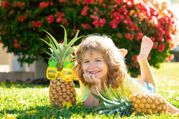 Miúdo giro com abacaxi. Frutas tropicais frescas para crianças. Estilo de vida saudável com frutas orgânicas frescas. — Fotografia de Stock