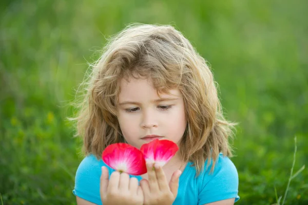 Criança engraçada no parque natural de verão fechar a cara. Crianças curtindo verão. — Fotografia de Stock
