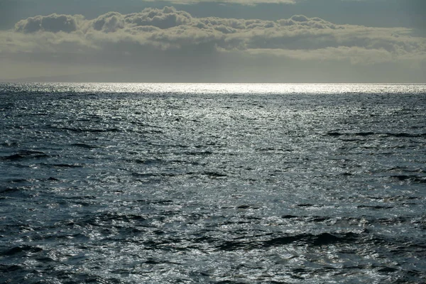 Lugn havsvattenytstruktur med stänk och vågor. Abstrakt natur bakgrund. Bakgrund av aqua ocean vatten yta. — Stockfoto