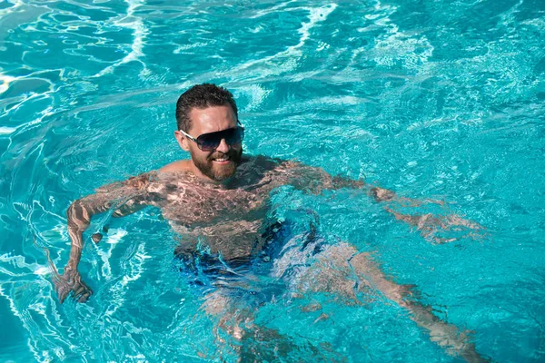 Vacaciones de verano en la piscina. Fin de semana. Hombre guapo en el agua de la piscina. Piscina balneario. — Foto de Stock