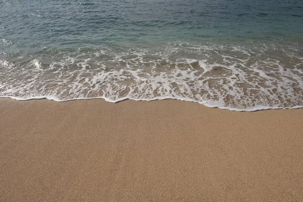 Strand met goudkleurig zand, turquoise oceaan water. Panoramisch uitzicht op zee. Natuurlijke achtergrond voor zomervakantie. — Stockfoto