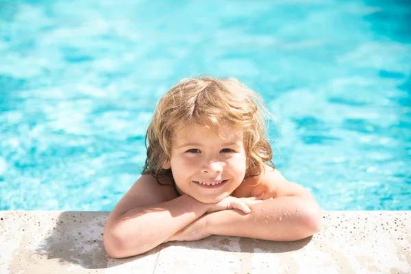 Crianças brincando e lazer ativo, conceito de piscina. Crianças feliz om verão. O miúdo aprende a nadar. Atividades desportivas ao ar livre saudáveis para crianças. — Fotografia de Stock