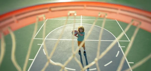 Chlapec cvičí basketbal. Zdravý životní styl dětí. Aktivní zdravý život pro děti. — Stock fotografie