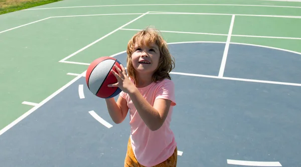 Portret van een klein jongetje dat basketbal speelt. — Stockfoto