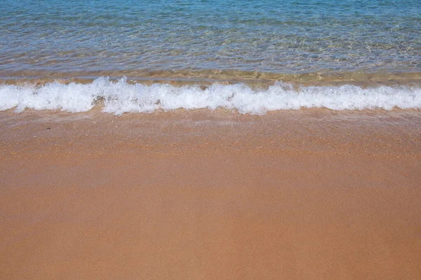 Plage de sable doré, eau de mer turquoise. Vue panoramique sur la mer. Fond naturel pour les vacances d'été. — Photo