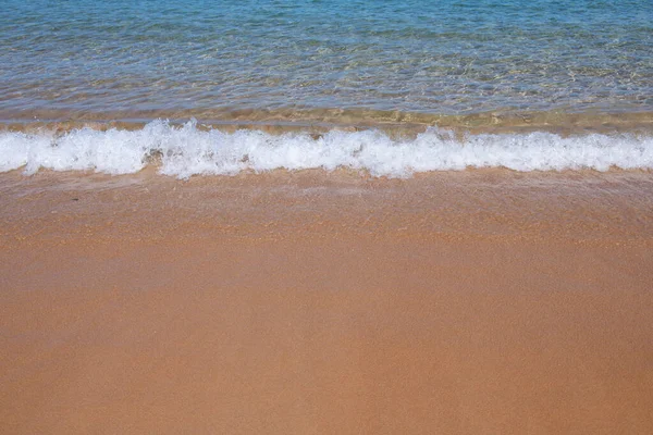 Praia com areia dourada, mar azul-turquesa. Vista panorâmica do mar. Fundo natural para férias de verão. — Fotografia de Stock