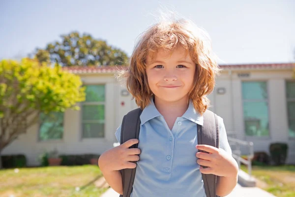 Grundschulkind in der Schule. Schüler mit lustigem Gesicht. — Stockfoto