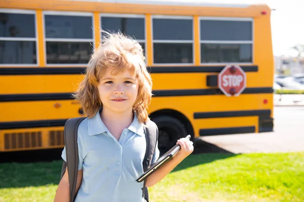 Возвращайся в школу. Счастливый ребенок возле школьного автобуса. Симпатичный школьный почерк. — стоковое фото