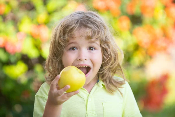 Kinderen zomer vitamine. Grappig kind dat groot appelfruit eet. Kinderen portret op wazig natuur achtergrond. — Stockfoto
