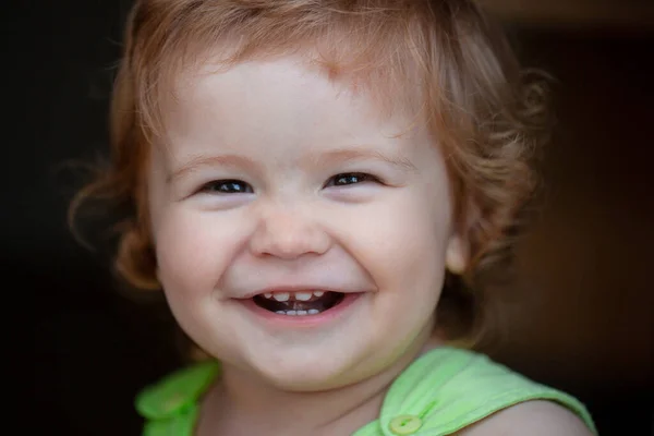 Retrato de um bebé feliz a rir. Fechar a cara dos miúdos positivos. Criança sorridente, sorriso bonito. — Fotografia de Stock