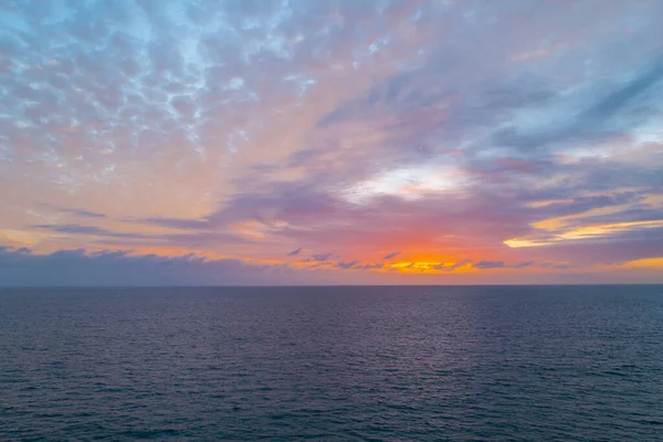 Ocean sunset on sky background with colorful clouds. Calm sea with sunrise sky. — Stock Photo, Image