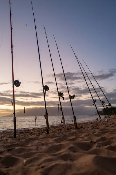 Pesca curricán en soporte de caña. Pesca de caza mayor. Patrón de carretes y cañas de pesca en el mar. Cañas de pescar oceánicas. — Foto de Stock