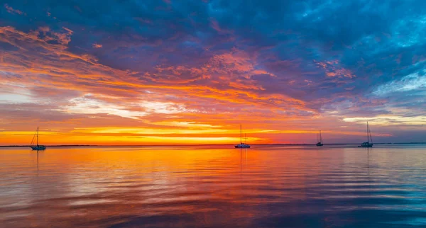 Denizde gün batımı. Sahilde gün doğumu. Renkli okyanus plajı gün doğumu.