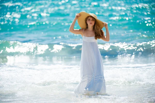 Sexy Mädchen mit perfektem Körper am tropischen Sommerstrand. Sexy Frau auf See, sinnliche weibliche Modell posiert in der Nähe Ozean Hintergrund mit Kopierraum. — Stockfoto