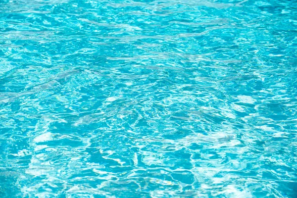 Tło wody, fale falowe. Niebieski wzór basenu. Powierzchnia morza. Woda w basenie z odbiciem słońca. Baner z przestrzenią do kopiowania. — Zdjęcie stockowe