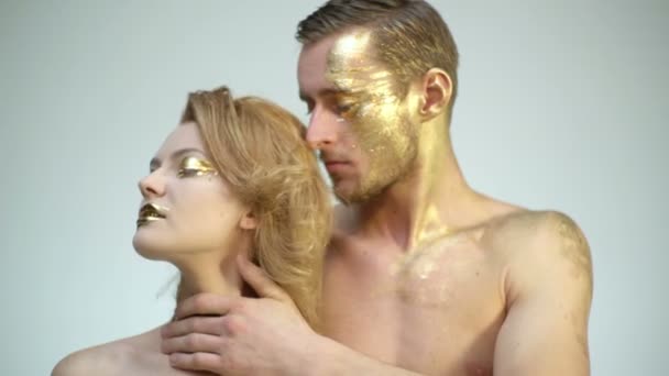 Fashion art skin. Golden kiss. Sensual couple with gold makeup. — Stok video