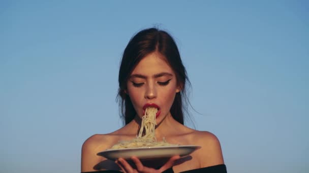 Spaghetti. Italian food and cuisine. Girl eating pasta. — Vídeo de stock