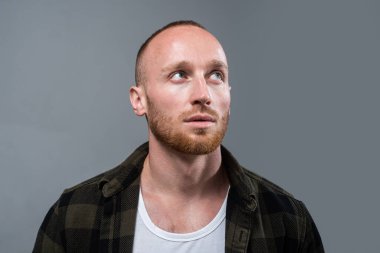 Stüdyo fotoğrafında genç adam yukarı bakıyor. Kendine güveni olan yakışıklı adam..