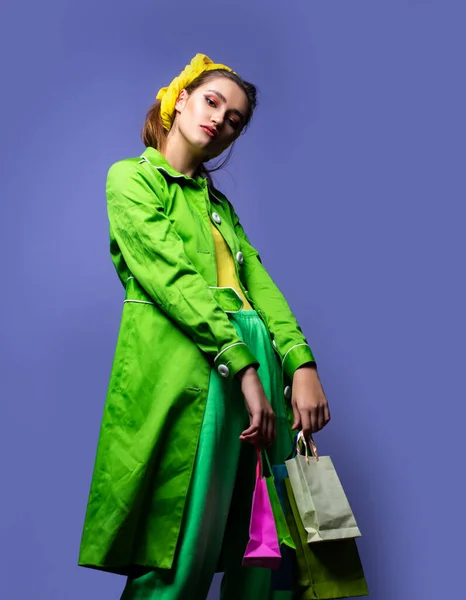 Mujer vestida a la moda. Retrato de moda de glamour sensual joven elegante dama con traje de moda. Aspecto de alta moda. — Foto de Stock