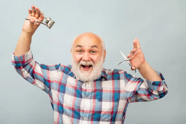 Aufgeregt Friseurschere und Rasiermesser Haarschneidemaschine, Vintage-Friseursalon, Rasieren. Porträt alter bärtiger Mann. Vintage-Friseurladen. — Stockfoto