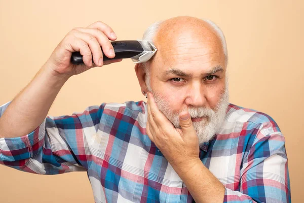 ヘアクリッパー付きのシニア美容師の男、電動カミソリでヘアカット。理容室ショップ｜barbershopコンセプト. — ストック写真