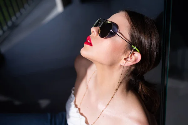 Snygg modekvinna i solglasögon, trendiga fashionabla accessoarer. — Stockfoto