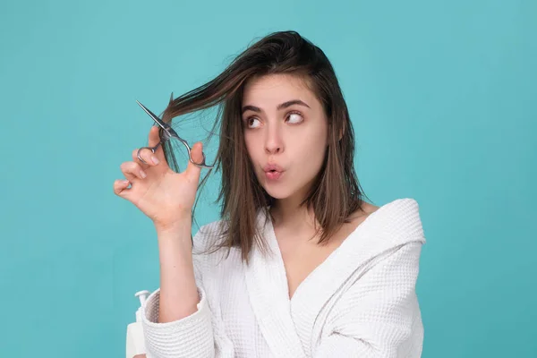 Femme avec un peigne à la main sur un fond blanc cheveux en détresse. — Photo