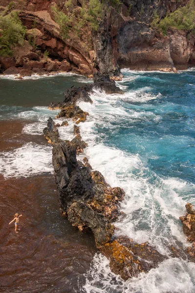 Costa do mar com pedras, paisagem oceânica. Ondas de mar sobre rochas na praia de pedra selvagem. Mar tropical relaxar. — Fotografia de Stock