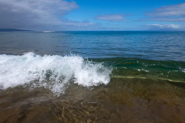 Vista para o mar da praia, fundo de férias de verão. Surf maré salpicante. — Fotografia de Stock