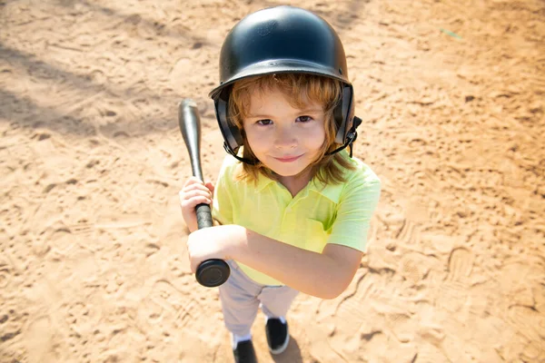 Dziecięcy baseballista skupiony na kiju. Dzieciak trzymający kij baseballowy. — Zdjęcie stockowe