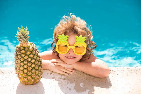 Niño feliz en la piscina. Chico gracioso jugando al aire libre. Concepto vacaciones de verano. — Foto de Stock