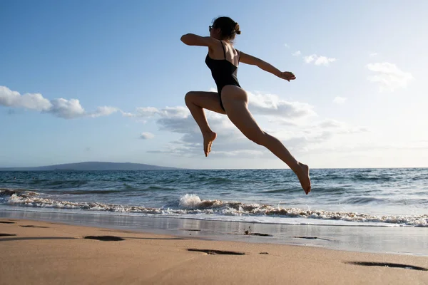 女は海岸を走る。減量の概念. — ストック写真
