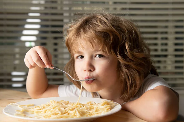 Makarna yiyen beyaz çocuk, spagetti. Çocukların komik yüzü.. — Stok fotoğraf