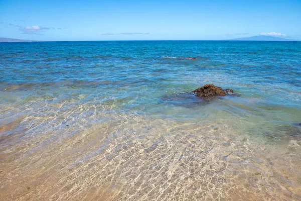 명확 한 바 다 의 배경. 복사 공간을 가진 햇빛 속의 파도. 열 대의 해변. 물이 흐르는 곳. 물 표면 의수 면. — 스톡 사진