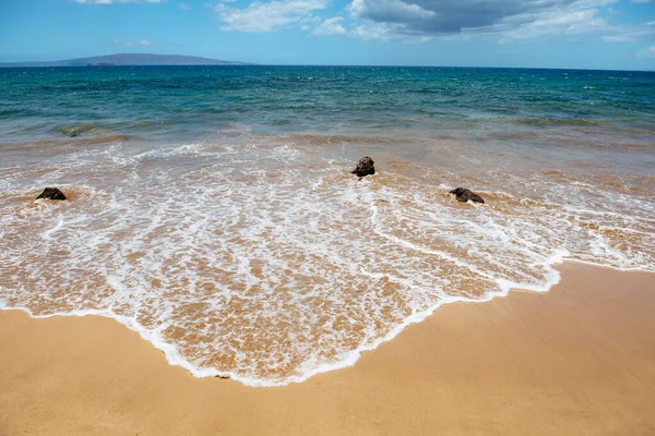 Playa tropical con arena marina en vacaciones de verano. —  Fotos de Stock