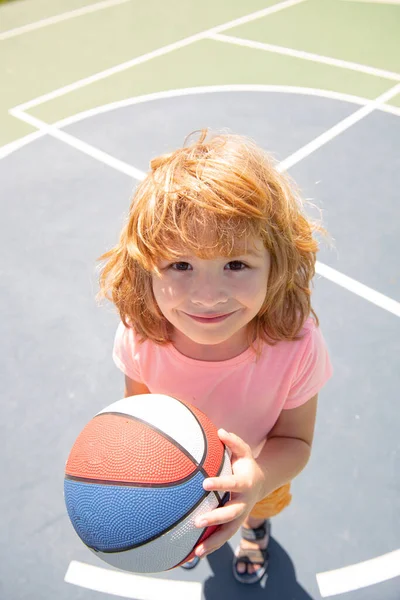 Biały portret dziecka. Dzieci grają w koszykówkę, śmieszną twarz. — Zdjęcie stockowe