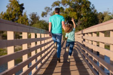 Mutlu baba ve oğlun arka plan portresi.