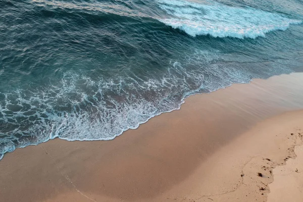 Landschap van zee en tropisch strand. Prachtige zeegezicht natuur. Reizen en vakantie, kopieerruimte. — Stockfoto