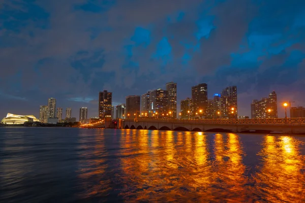 Město Miami Florida, západ slunce panorama s obchodními a obytnými budovami a most na Biscayne Bay. Skyline noční pohled. — Stock fotografie