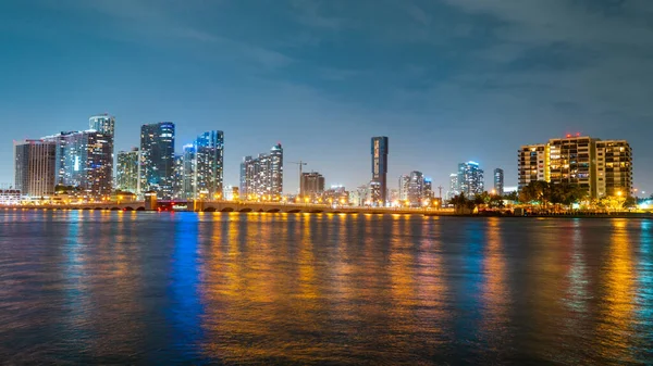 Miami city. Miami panorama za soumraku s mrakodrapy nad mořem. Noc v centru Sanset. — Stock fotografie